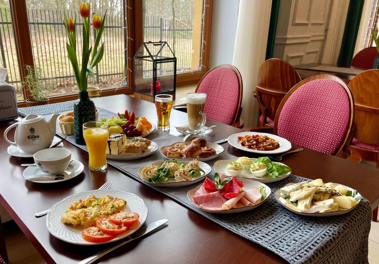 Hotel Pan Tadeusz Сероцк Екстериор снимка