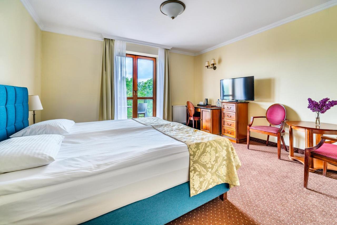 Hotel Pan Tadeusz Сероцк Екстериор снимка