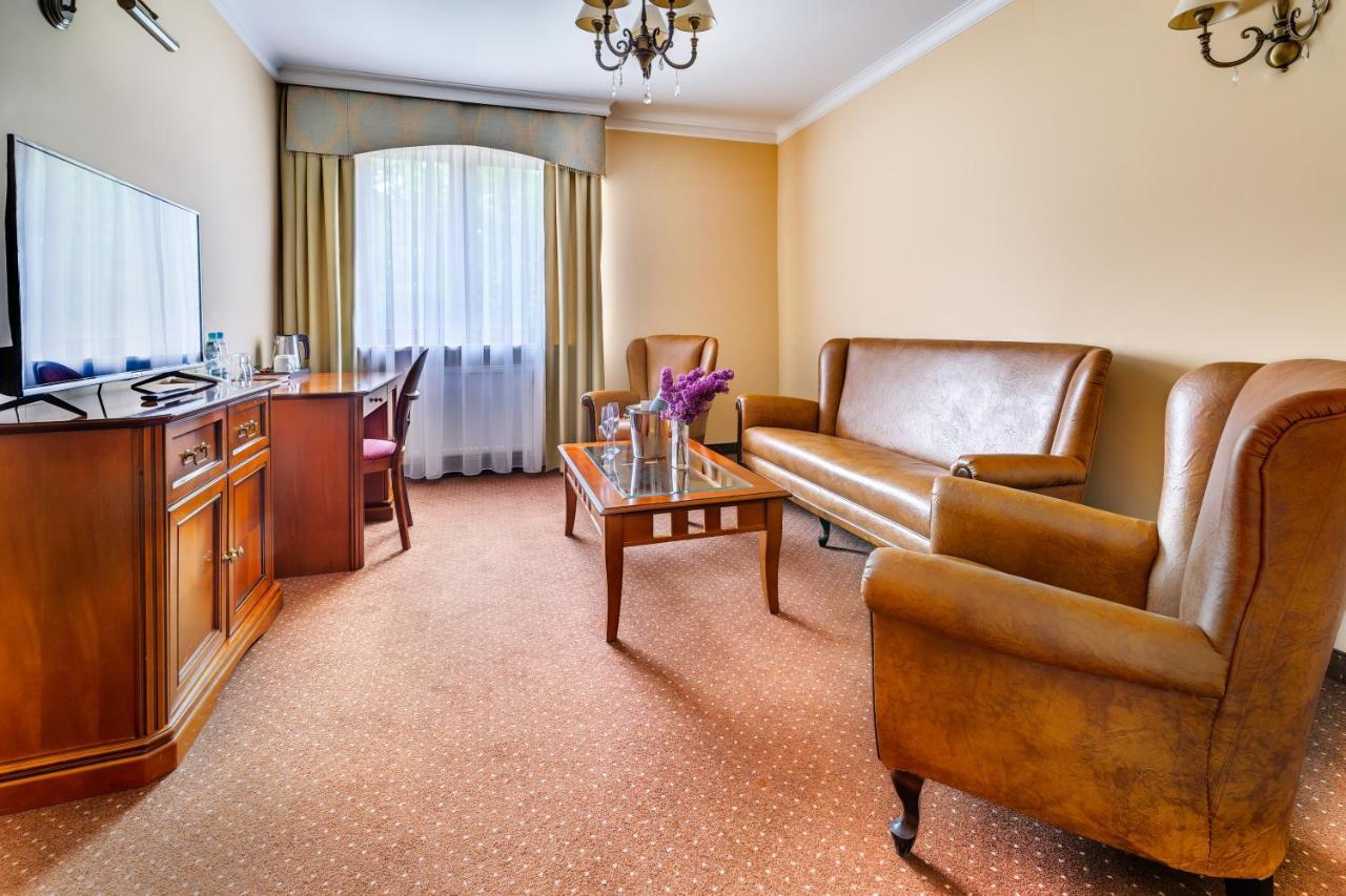 Hotel Pan Tadeusz Сероцк Екстериор снимка