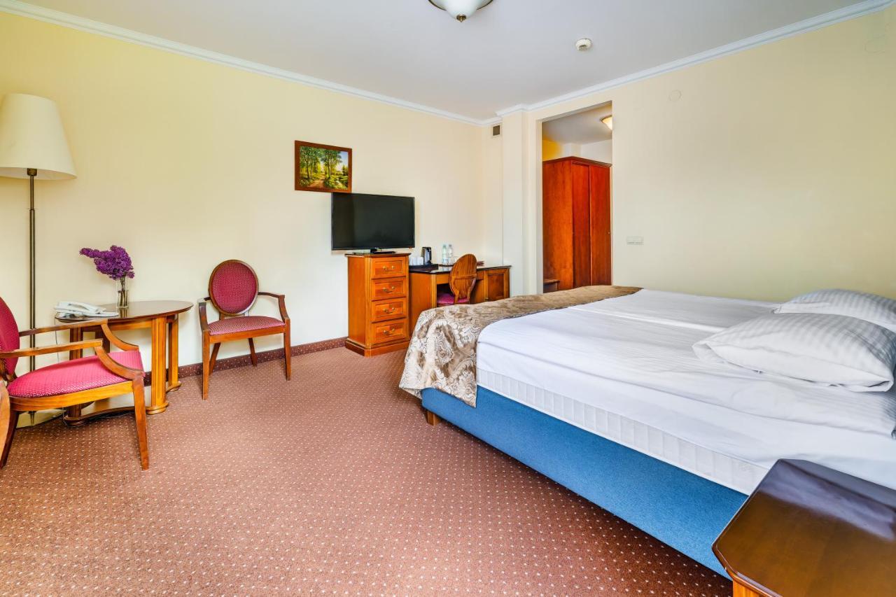 Hotel Pan Tadeusz Сероцк Екстериор снимка