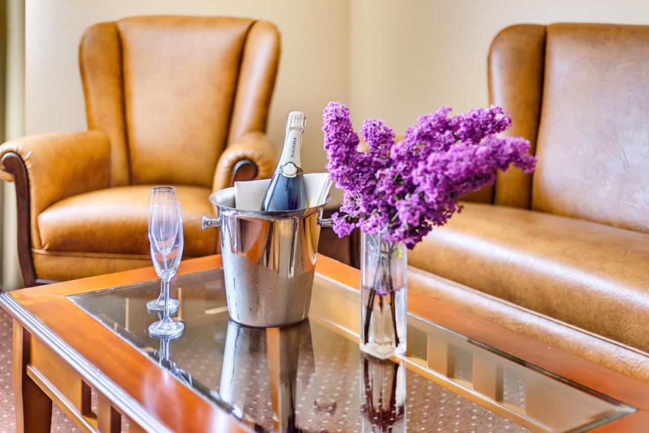 Hotel Pan Tadeusz Сероцк Екстериор снимка