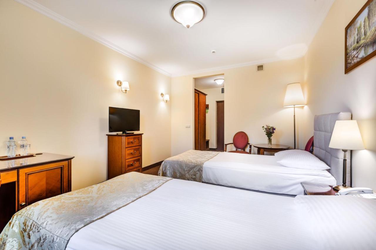 Hotel Pan Tadeusz Сероцк Екстериор снимка