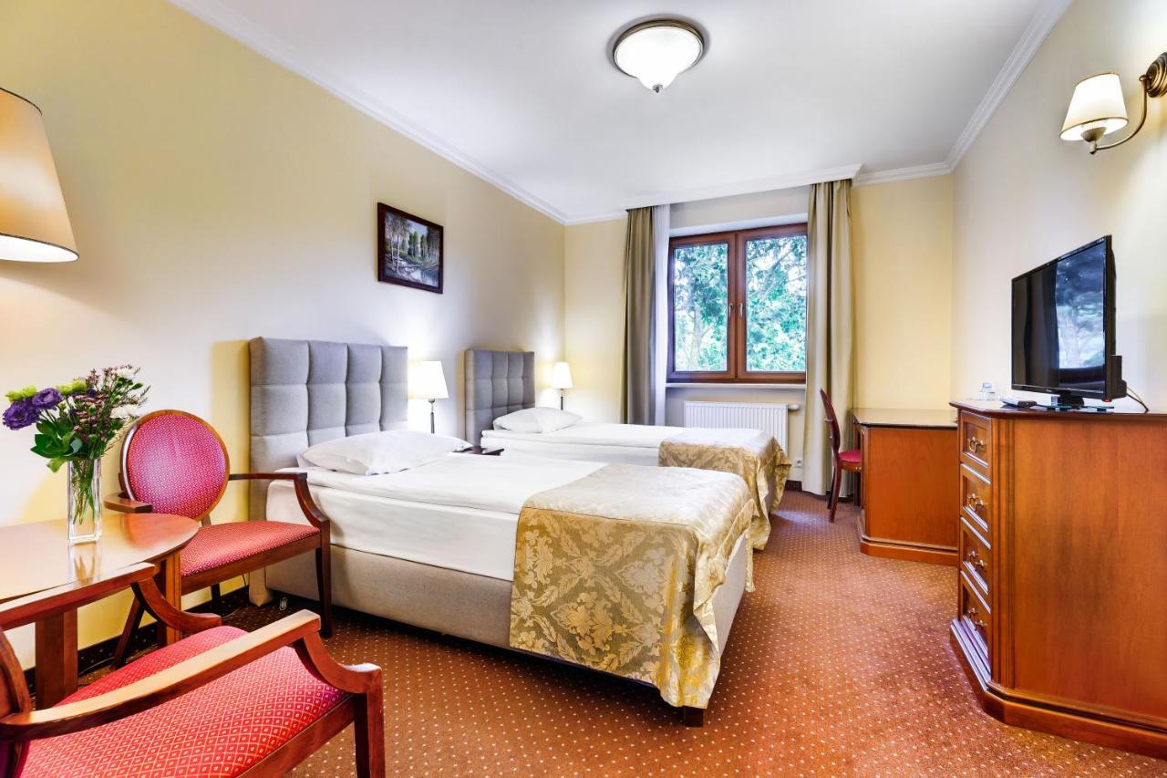 Hotel Pan Tadeusz Сероцк Екстериор снимка