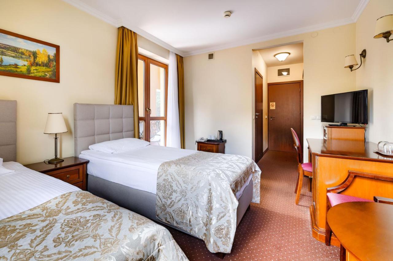 Hotel Pan Tadeusz Сероцк Екстериор снимка