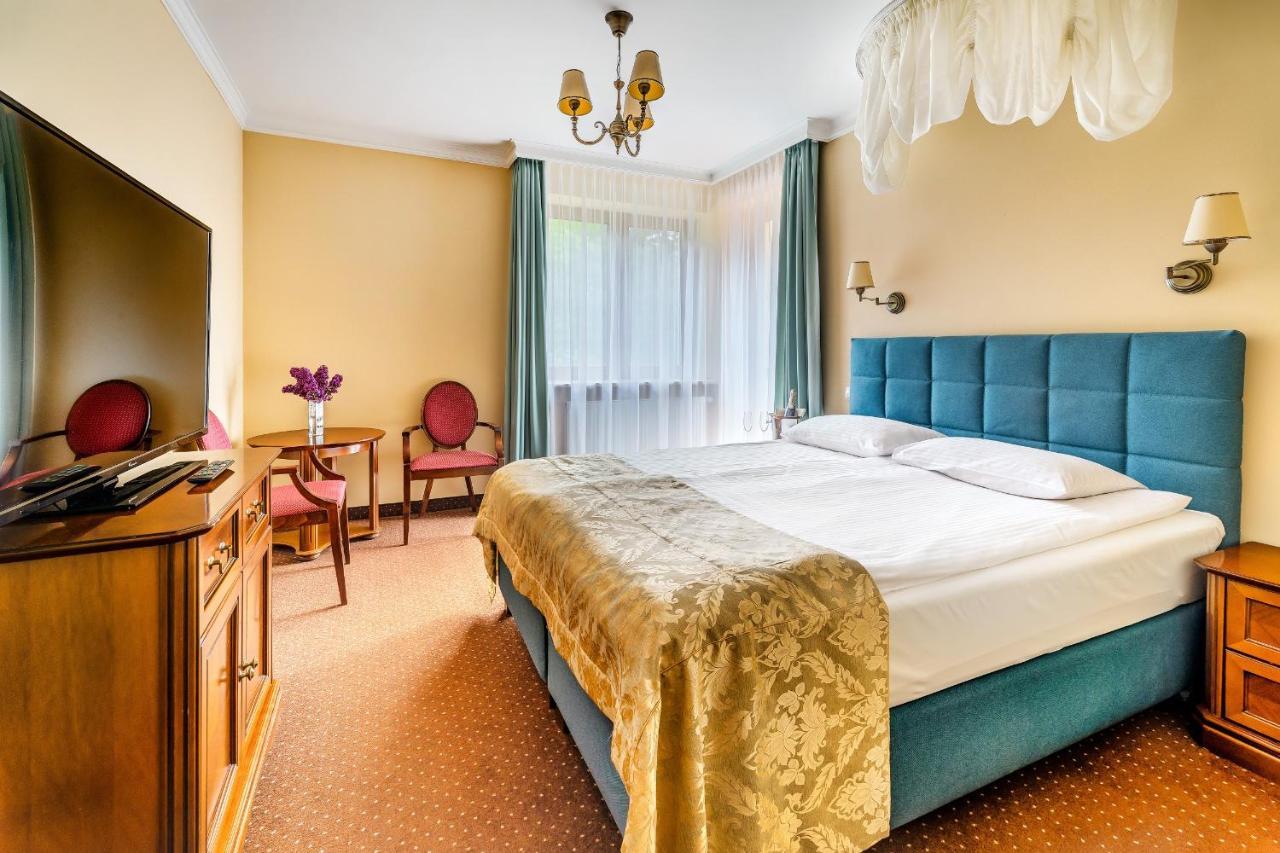 Hotel Pan Tadeusz Сероцк Екстериор снимка