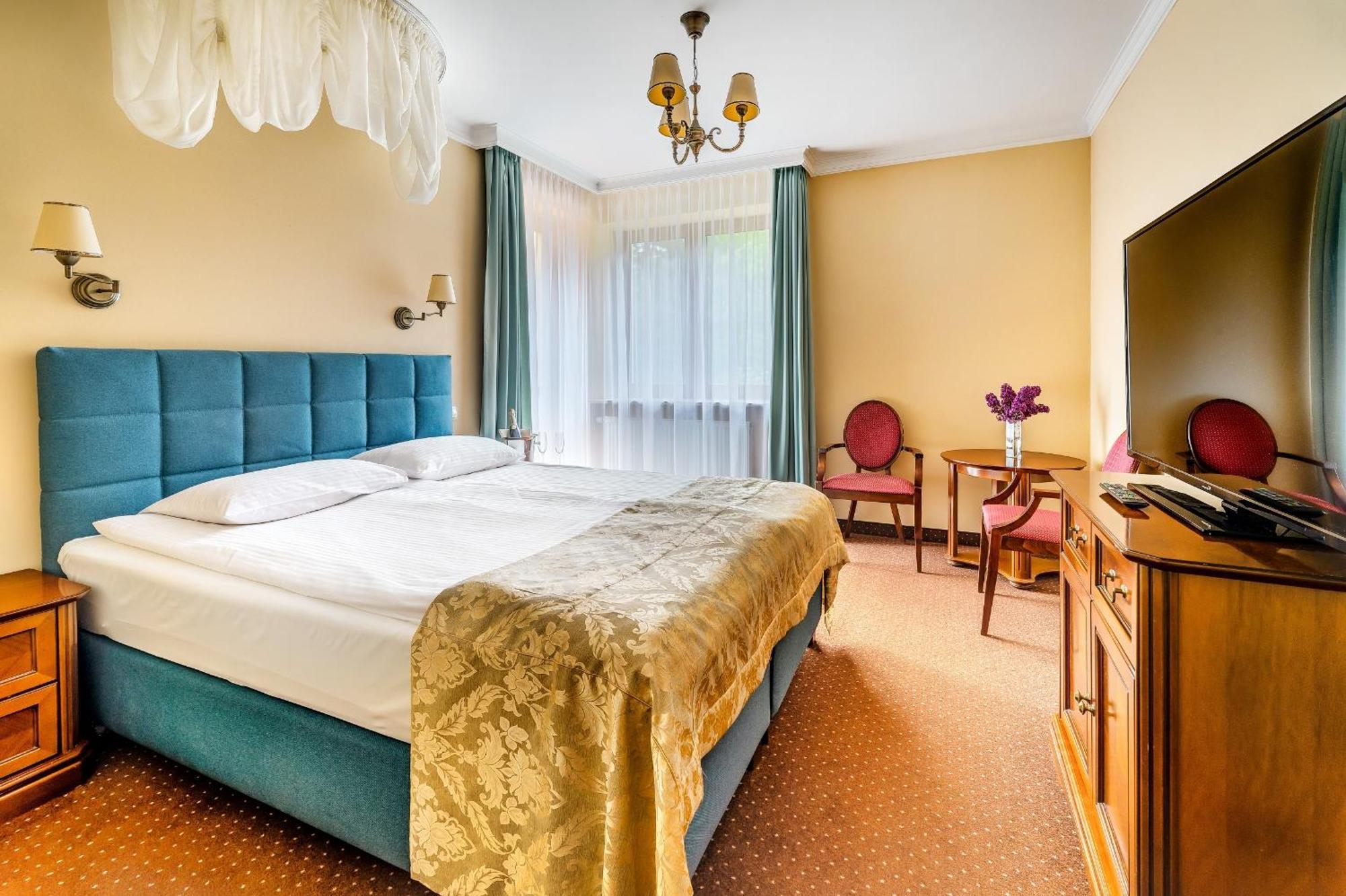 Hotel Pan Tadeusz Сероцк Екстериор снимка