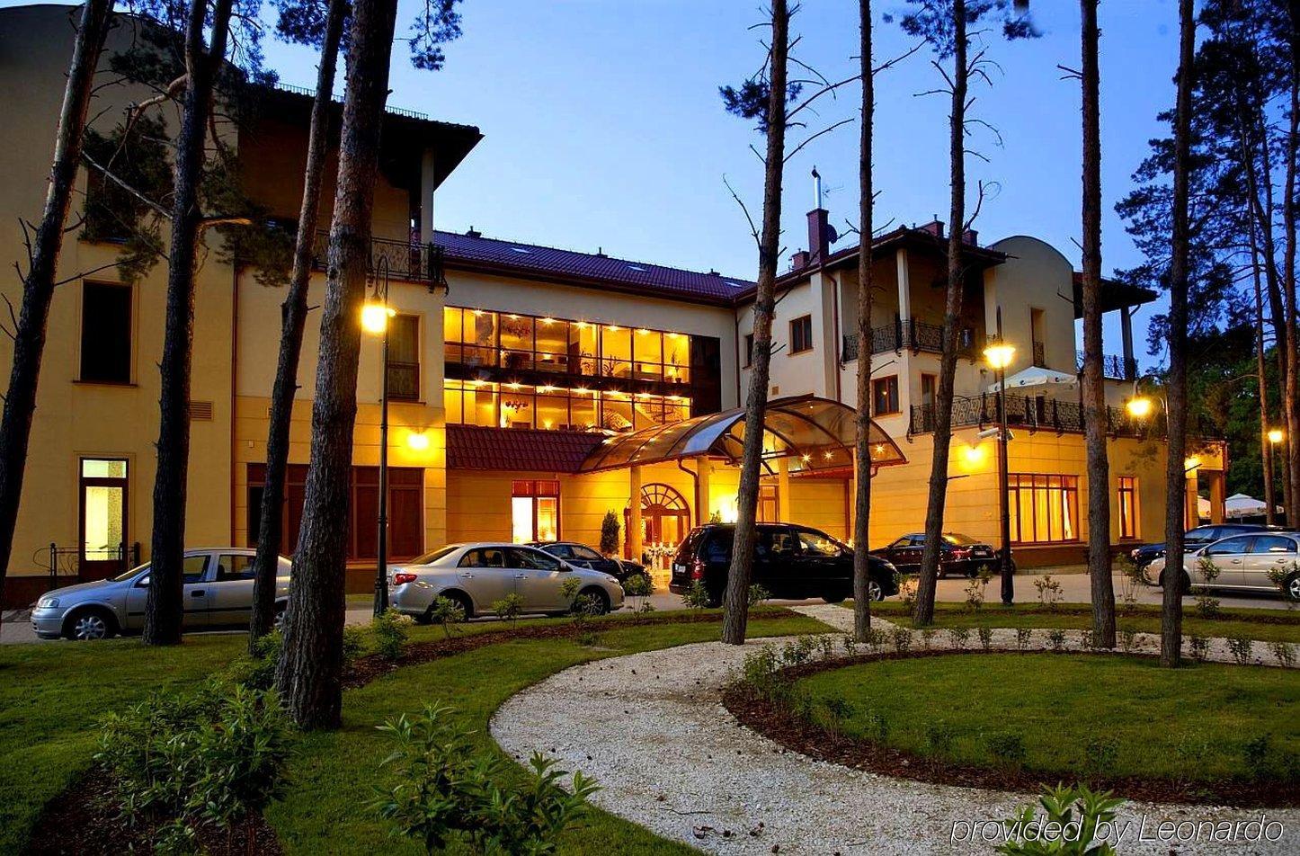 Hotel Pan Tadeusz Сероцк Екстериор снимка